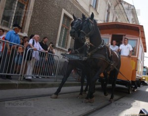 Tramvai-tras-de-cai-de-Ziua-Transportului-Public-600x471