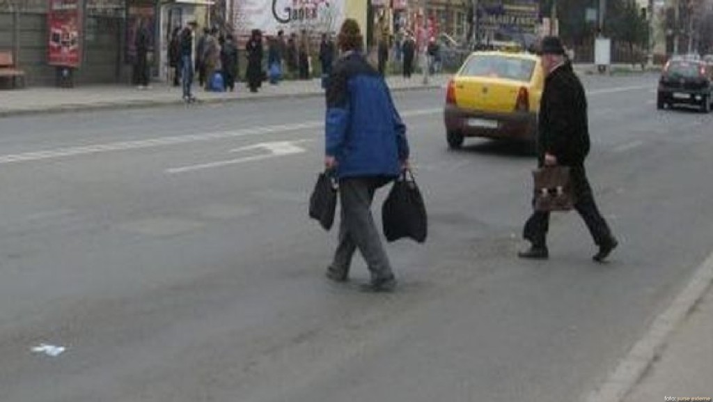 pietoni_care_traverseaza_strada_ilegal