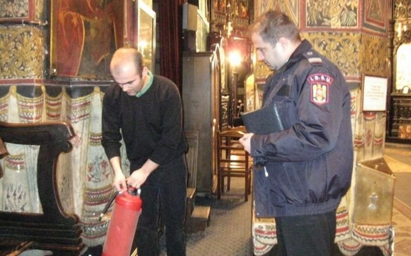 pompieri la biserica