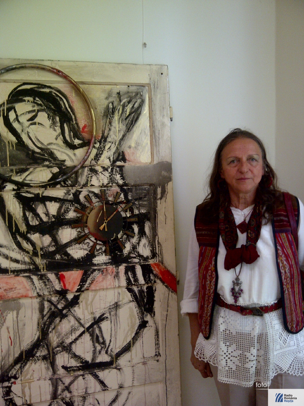 Suzana Fantanariu in fata lucrarii Martiriu