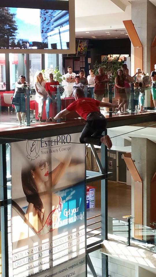 echilibristica-la-Iulius-Mall-highline-Flaviu-Cernescu-si-George-Ciprian-Lungu-iulie-2015-3
