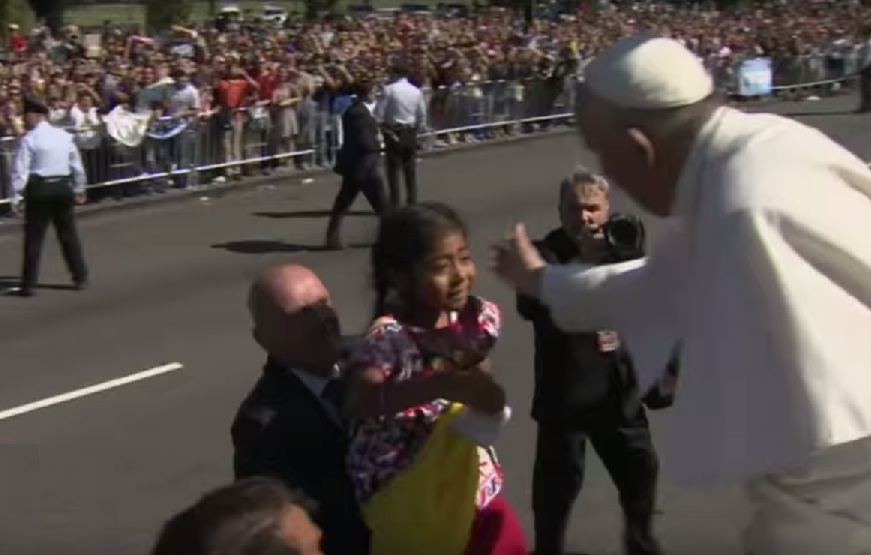 Fetita care i-a dat o scrisoare Papei