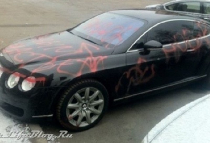 un-bentley-continental-gt-vandalizat