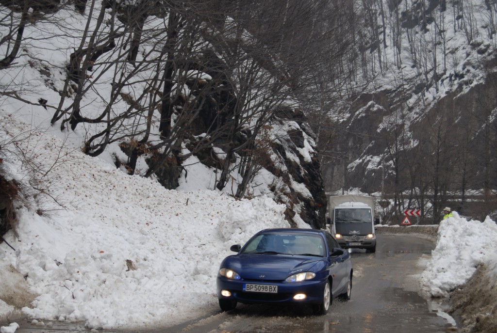 defileul-jiului-blocat-de-avalansa1355289042