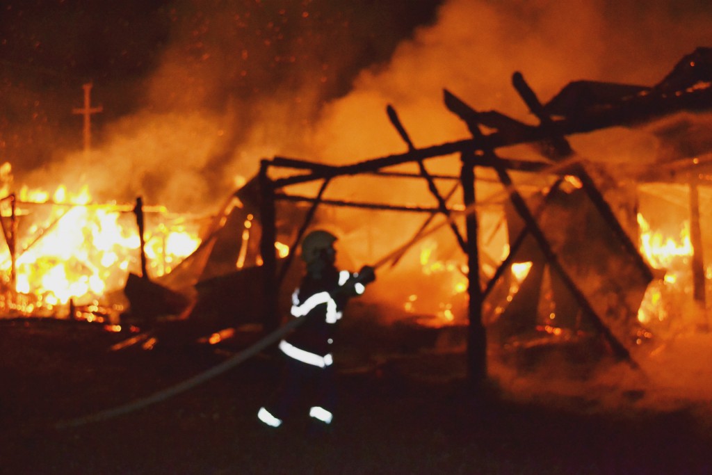 Incendiu-Bretcu-depozit-de-furaje-iulie-2014-4
