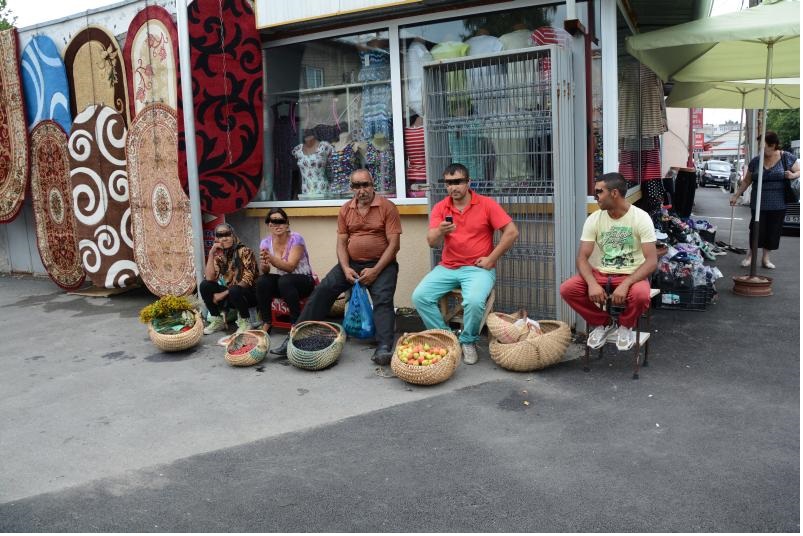 vanzatorii-ambulanti-de-etnie-roma-mutati-in-bazar_0001604