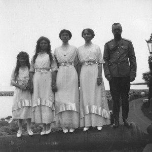 Romanov-sisters-with-their-father