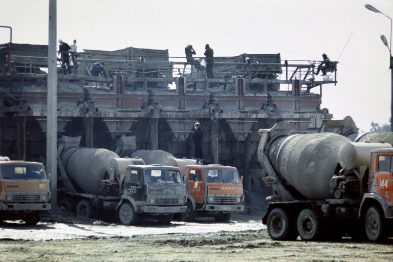 Picture, dated 01 October 1986, showing repairs being carried out on the Chernobyl nuclear plant in the Ukraine, following a major explosion on April 26, 1996. / AFP PHOTO / TASS / ZUFAROV AND -