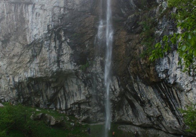 Turist accidentat, recuperat din Munții Cernei de reprezentanţii Serviciului Salvamont