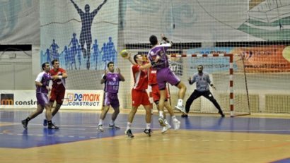 Steaua şi Politehnica Timişoara se confruntă în această săptămână în meci decisiv pentru calificarea în semifinalele campionatului naţional masculin de handbal