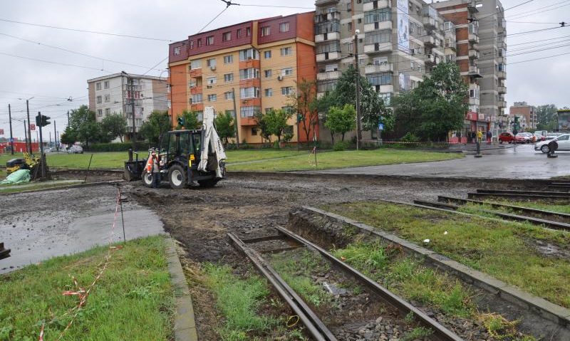 25 de treceri la nivel cu liniile de tramvai au fost reabilitate