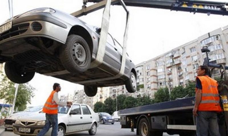 În Deva, lunar sunt ridicate peste 20 de maşini parcate ilegal