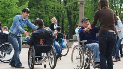 Bani insuficienţi pentru asistenţii persoanelor cu handicap