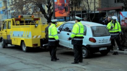 Poliţia Locală Deva adună maşinile abandonate