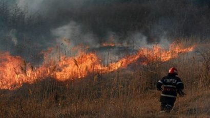 A treia zi de incendiu în Munţii Domogled