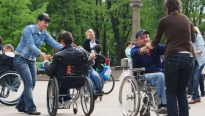 Persoanele cu handicap grav şi asistenţii personali ar putea rămâne fără bani