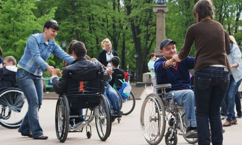 Persoanele cu handicap grav şi asistenţii personali ar putea rămâne fără bani