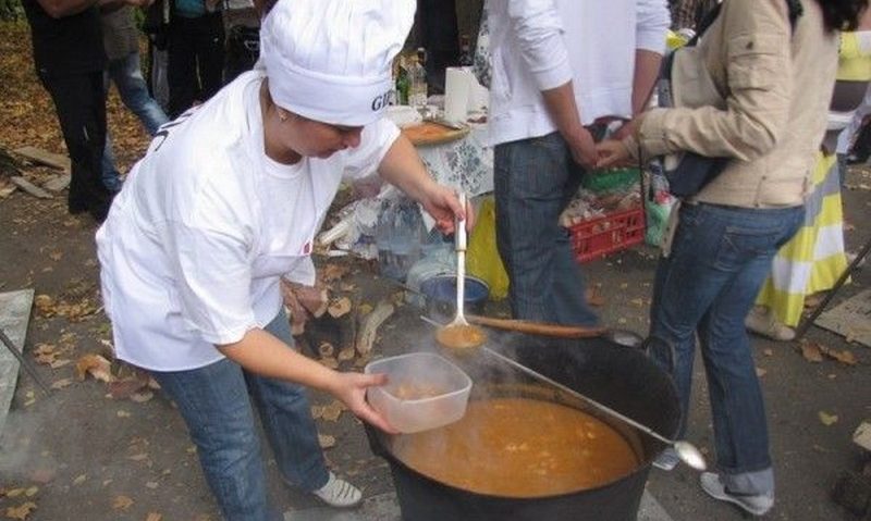 Începe festivalul dedicat vinului şi papricaşului