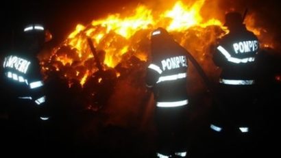 Intervenţie dificilă la un incendiu care a distrus peste 100 de tone de artificii