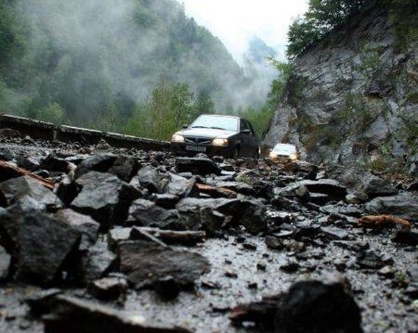 Alunecările de teren au închis DN 57!