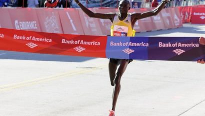 Kenyanul Dennis Kimetto a câştigat maratonul de la Chicago