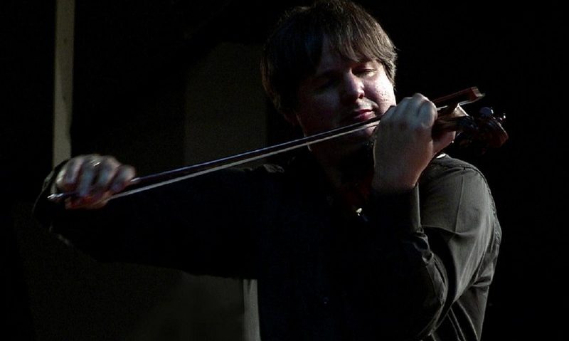 Liviu Prunaru în dublu rol – violonist şi dirijor, deschide Stagiunea Orchestrei de Cameră Radio