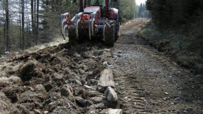 Peste 20 de drumuri forestiere distruse de inundaţii în Caraş-Severin