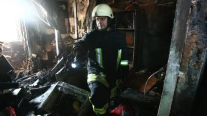 UPDATE Explozie de butelie într-un bloc din Bocșa. Două persoane au fost rănite