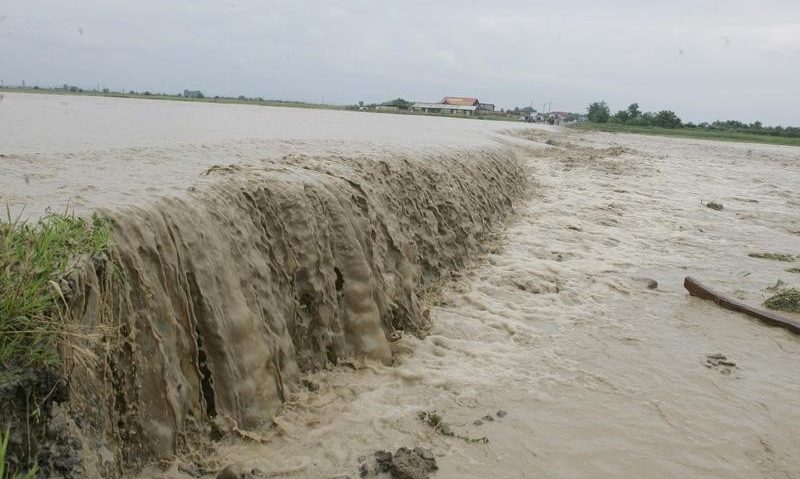 După ploi, vin inundaţiile. Cod galben pentru două judeţe din vestul ţării