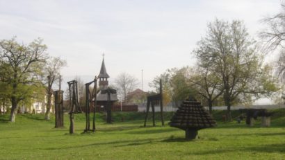 Sculpturile în lemn din parcul Teiuş din Caransebeş vor fi tratate pentru protecţie