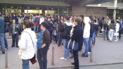 Studenţii au dormit în holul universităţii, în semn de protest