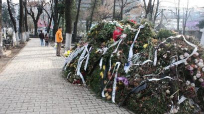 Aduceţi bani şi nu coroane la înmormântare!