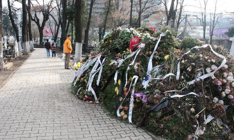 Aduceţi bani şi nu coroane la înmormântare!