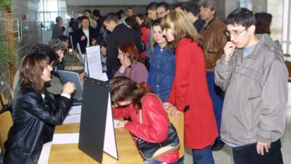 Creşte rata şomajului din cauza absolvenţilor de liceu