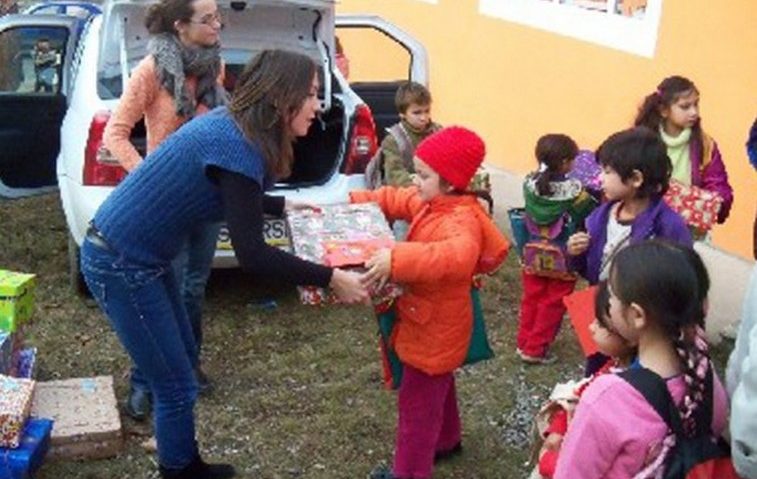 Brazi împodobiţi şi cadouri pentru familiile sărace