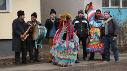 [AUDIO] Mare atenţie, hoţii pot fi deghizaţi în colindători!