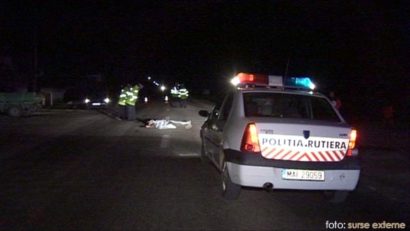 Un bărbat care se plimba pe şosea a fost spulberat de o maşină