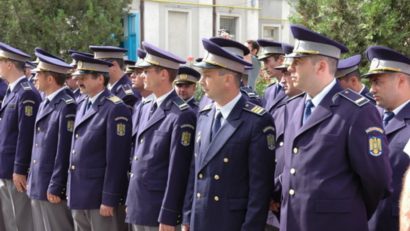 Peste 19.500 de ofiţeri, maiștri militari, agenți de poliție și subofițeri vor fi avansaţi în grad de Ziua Naţională