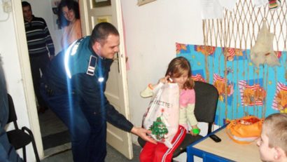 Cadouri de la poliţiştii din Hunedoara