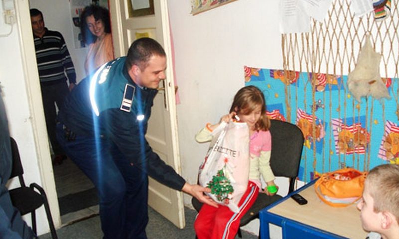 Cadouri de la poliţiştii din Hunedoara