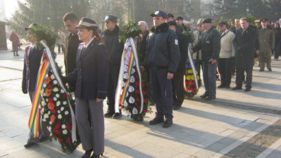 Coroane pentru cei căzuţi în timpul revoltei din decembrie 1989!