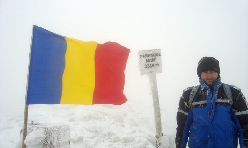 Tricolorul arborat pe Vârful Parângul Mare, la 2.519 metri altitudine