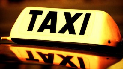 Taximetrist băut, a lovit o femeie, în Reşiţa, pe trotuar şi a fugit de la locul accidentului