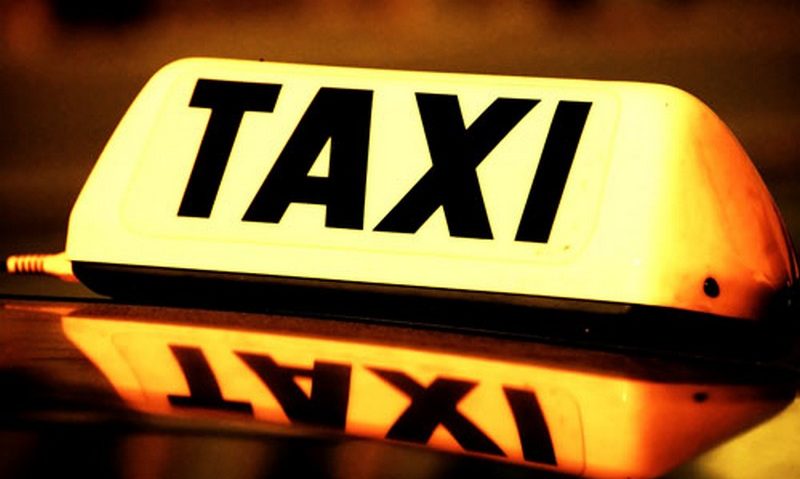 Taximetrist băut, a lovit o femeie, în Reşiţa, pe trotuar şi a fugit de la locul accidentului