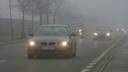 Traficul rutier este îngreunat de ceaţă în judeţul Mehedinţi