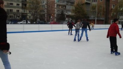 La patinoarele hunedorene preţurile se „topesc”, iar orarele se prelungesc