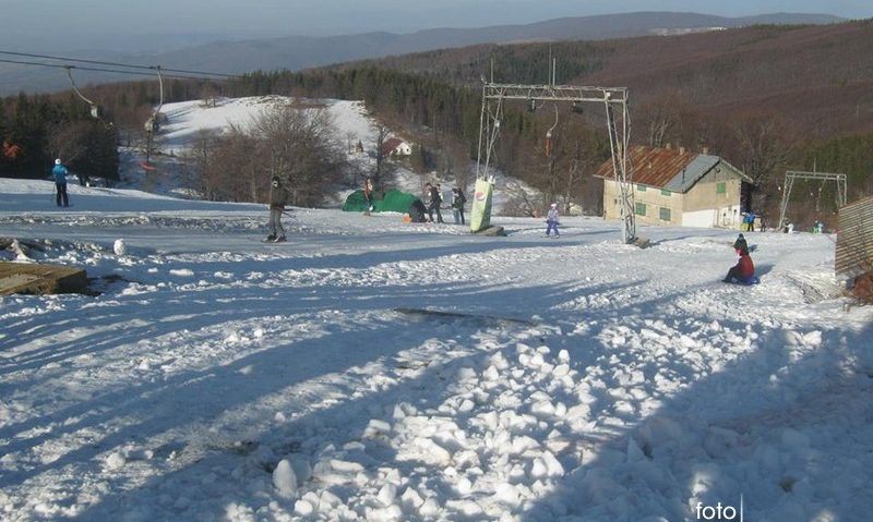 Iubitorii sporturilor de iarnă petrec primele zile din noul an pe pârtiile din Banatul de munte