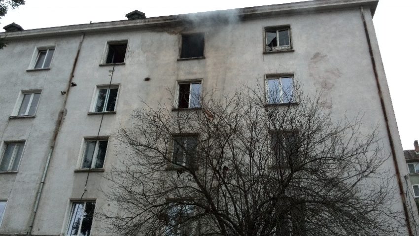 Se reabilitează apartamentul distrus în incendiu