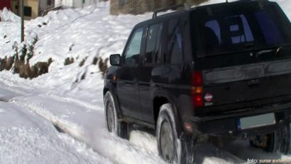 Turişti înzăpeziţi pe Transalpina