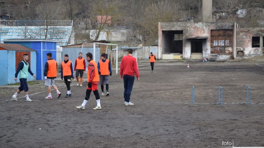 [Audio] Fotbaliştii de la Gloria Reşiţa se pregătesc la baza proprie